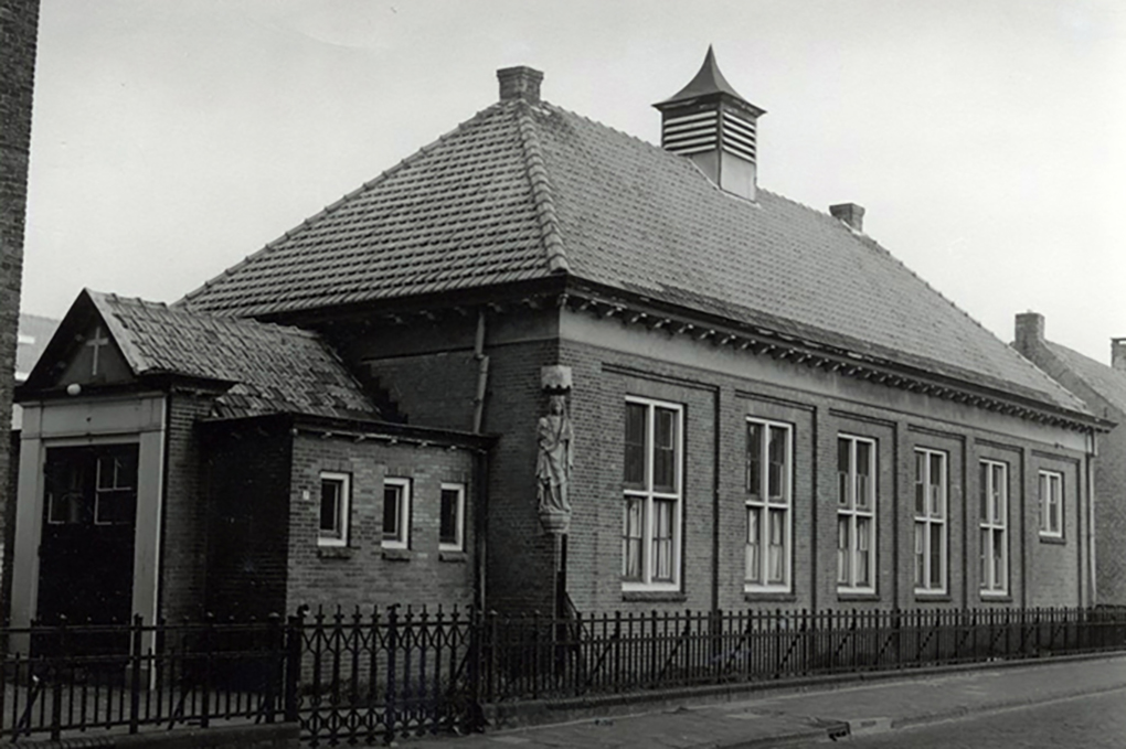 1973 Het patronaat, er was toen nog geen sporthal en werden de Bavelse aktiviteiten hier gehouden, ook gymlessen werden in het patronaat gegeven, het stond aan de Kloosterstraat voor de Brigida meisjesschool, nu Jack van Gilsplein.K